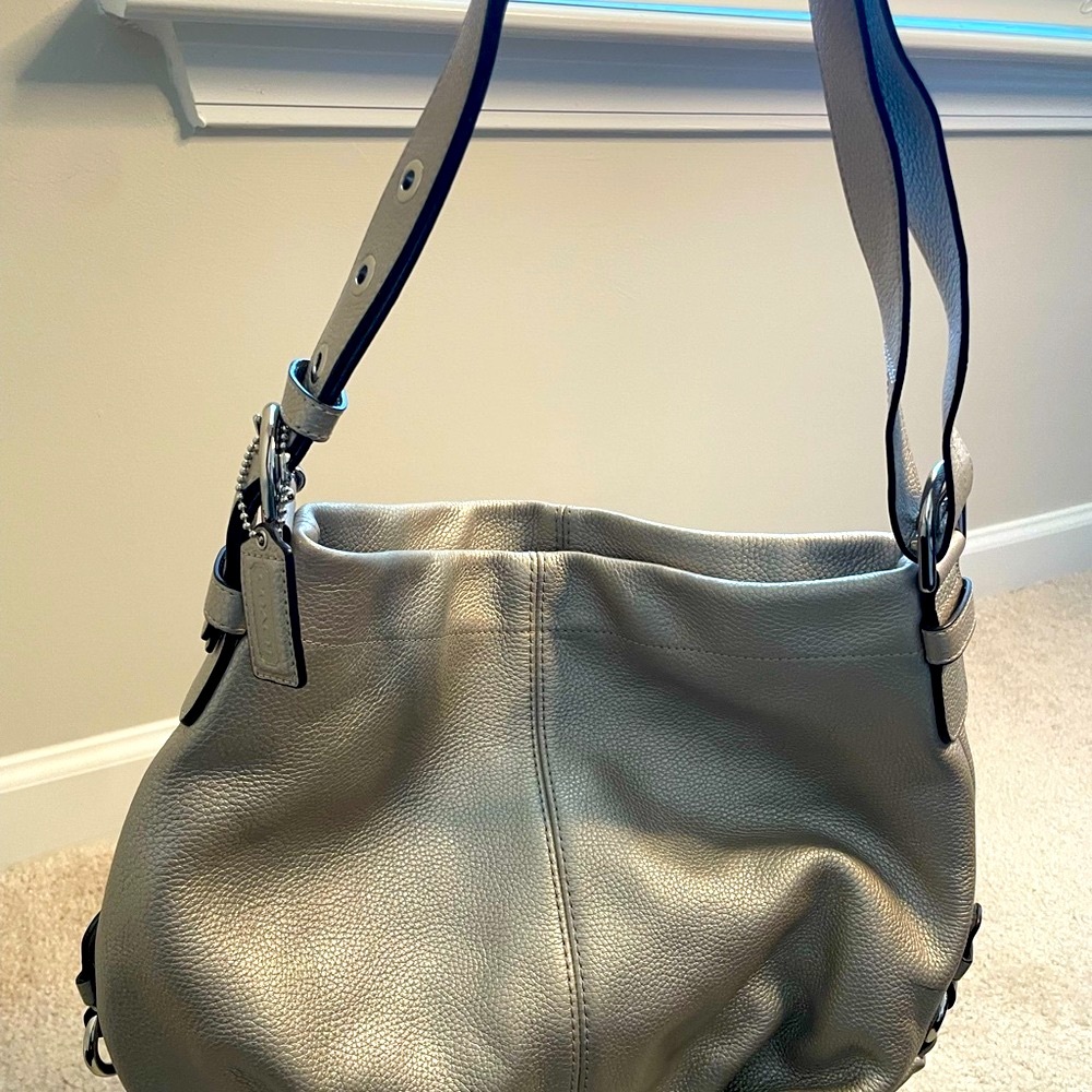 Elegant Gray/Silver Leather Shoulder Bag.- it’s gorgeous! 🩶